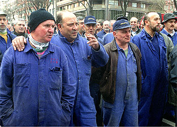Protesta de La Naval ante la sede del PP