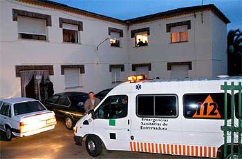 Una ambulancia traslada a los afectados por la salmonela en la residencia de Jarandilla de la Vera, en diciembre.