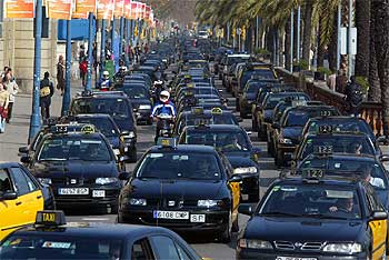 Numerosos taxistas circulan a marcha lenta y colapsan el tráfico en el paseo Colón, ayer por la mañana.