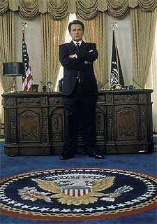 Sheen, en el Despacho Oval de  El ala oeste de la Casa Blanca. 