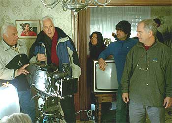 Federico Luppi, de pie en el centro, con otros miembros del equipo en el rodaje de  Pasos. 