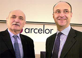 Guy Dollé (izquierda), junto al director financiero de Arcelor, Michel Burth, en la presentación de resultados.