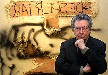 El artista Antoni Tàpies, delante de su obra 'Despertar 2002'.