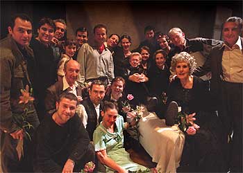 Luis Olmos, en el centro de la imagen, encima de la cama, posa en Valencia con el equipo de  Las bicicletas son para el verano. 