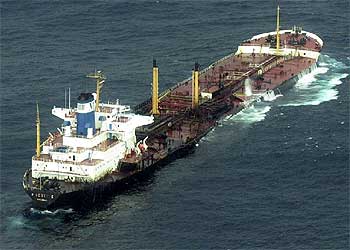 El  Prestige  suelta fuel mientras es remolcado hacia alta mar el 14 de noviembre de 2002.