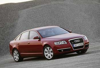 La línea descendente del techo acerca la imagen del A6 a las de los cupés.