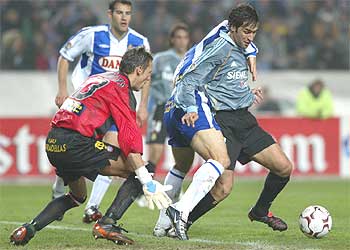 Carlos García pugna con Raúl en la jugada que dio origen al penalti a favor del Madrid.