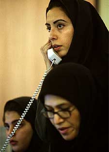 Una funcionaria del Ministerio del Interior, en el centro de seguimiento electoral en Teherán.