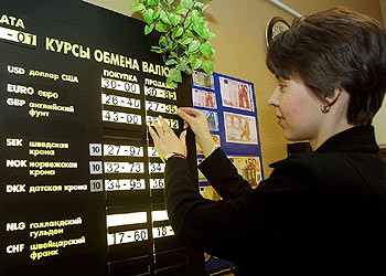 Empresas y particulares apuestan en Rusia por refugiarse en la moneda común europea.