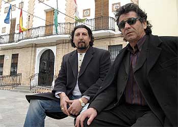 José Campos (izquierda) y Amaro Carmona, ayer, en la plaza del Ayuntamiento de Santa Fe.