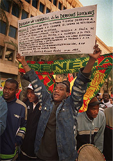 Protesta de inmigrantes contra la Ley de Extranjería, ayer, en la ciudad de Valencia.