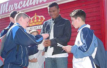 Iván Hurtado, firmando autógrafos a unos escolares al término del entrenamiento.