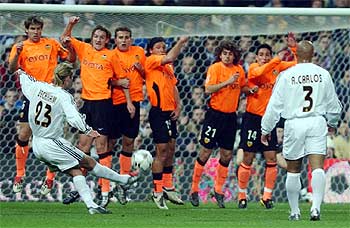 Beckham lanza una falta ante la barrera del Valencia.