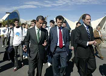 Pedro duque entrega la 'senyera' espacial.