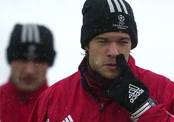 Ballack, durante el entrenamiento de ayer del Bayern.