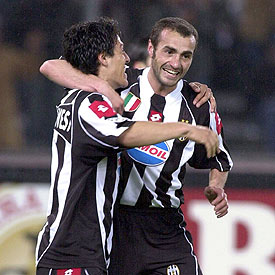 Montero, central del Juventus, a la derecha, se abraza con Camoranesi.