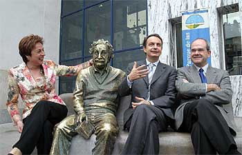 Zapatero, ayer en Granada, sentado en un banco con Chaves, Cándida Martínez y la estatua de Albert Einstein.