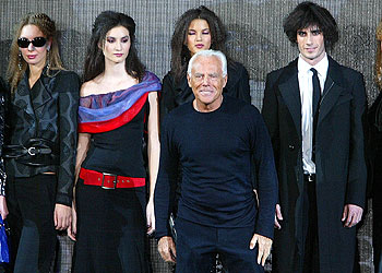 Giorgio Armani, junto a sus modelos, tras el desfile de  Emporio Armani  ayer en Milán.