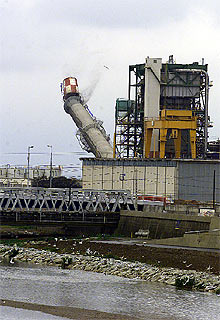 Voladura en la térmica del Besòs
