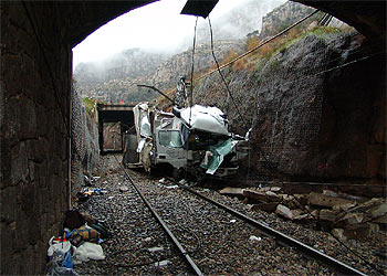 Un camión cae a la vía del tren