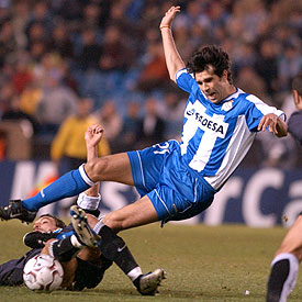 Valerón cae ante una entrada de Zambrotta.