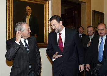 Rajoy conversa con el presidente de Cepyme, Eusebi Cima, en la sede de Fomento del Trabajo, en Barcelona.