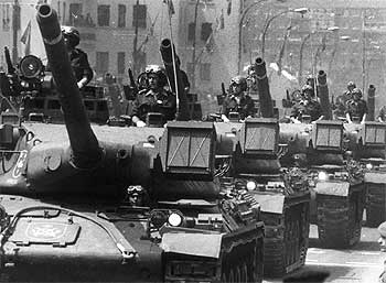 Carros de combate del Ejército español en un desfile.