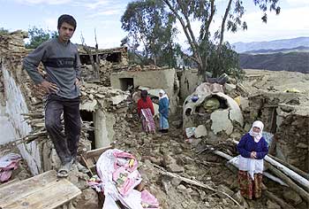 La familia Elmuseui, en las ruinas de su casa cerca de Ait Kamara.