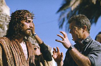 Mel Gibson da instrucciones a Jim Cavieze, que interpreta a Jesús, durante el rodaje de  La Pasión. 