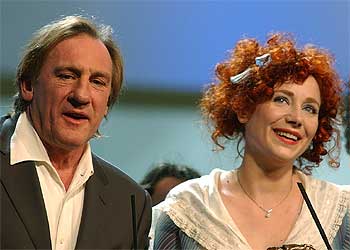 Julie Depardieu recibe, acompañada de su padre, el César a la mejor actriz revelación.rnrn  AP