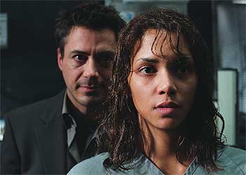 Halle Berry y Robert Downey Jr., en una imagen de  Gothika .