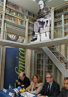 Andrés Ortega, a la izquierda; Isabel de Polanco, y Antonio Garrigues Walker, ayer, durante la firma del rnrncontrato de coedición.