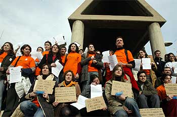 Protesta de investigadores tras dos meses sin sueldo
