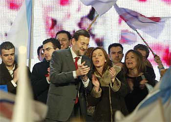 Mariano Rajoy, junto a su esposa, Elvira Fernández, anoche en la plaza del Obradoiro de Santiago de Compostela, en la apertura de la campaña.