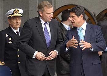 El ministro Trillo, junto al secretario general de la OTAN, Jaap de Hoop Schefferrnrn.