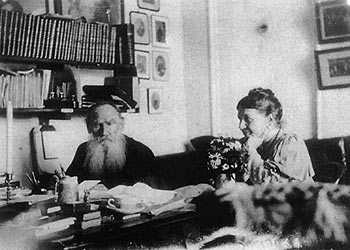 León y Sonia Tolstói, en el estudio de la casa de Yásnaia Poliana.