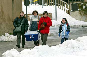 La nieve se acumulaba ayer en las calles de Sant Hilari Sacalm. rnrn PERE DURAN