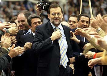 El canditato del PP, Mariano Rajoy, junto a Federico Trillo, Francisco Camps y Eduardo Zaplana, en el mitin de ayer en Alicante.