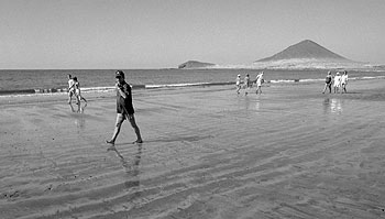 Al fondo, la enorme mole mítica, la Montaña Roja, que preside El Médano, a unos kilómetros del aeropuerto del Sur, en Tenerife.