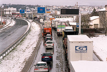 Atasco de vehículos en la Nacional 622, en las proximidades de Vitoria, debido al temporal de nieve.