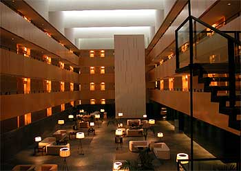 La delicadeza de espacios, como el gran  hall  del hotel, singulariza el proyecto arquitectónico de Carlos Ferrater.