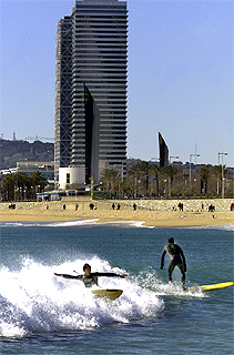 Surfistas a la mar bajo la amenaza de la nieve