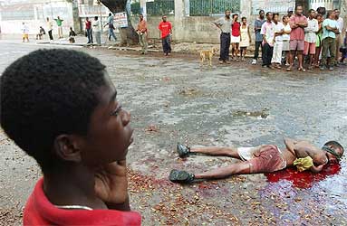 El cadáver de un hombre, amordazado y con las manos atadas, ayer en una calle de Puerto Príncipe.