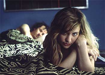 Natalia Verbeke y Guillermo Toledo, en un fotograma de la película española  Al otro lado de la cama. 