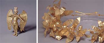 Dos piezas de la exposición  Oro griego. 