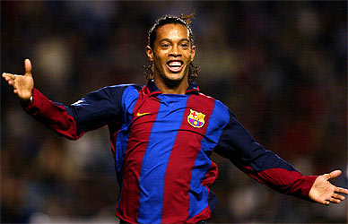 Ronaldinho celebra uno de sus goles.
