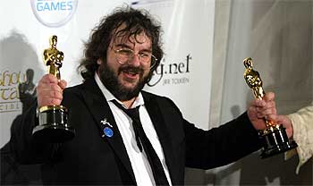 Peter Jackson, director de  El retorno del rey,  con sus premios de mejor director y mejor película.