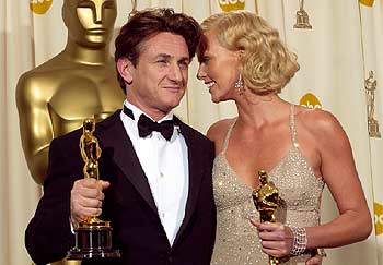 Sean Penn y Charlize Theron, con sus  oscars  de mejor actor y mejor actriz.