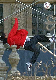 El goleador brasileño rompe un vidrio de la catedral de Santiago