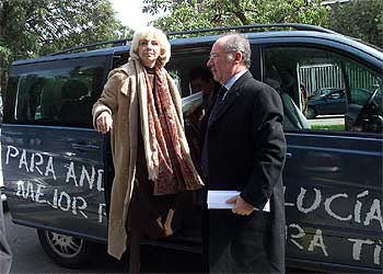 Teófila Martínez baja de su coche electoral, a cuya puerta le espera Rodrigo Rato, ayer en Sevilla.